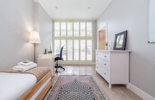 Beautiful light filled apartment in London - Photo 13