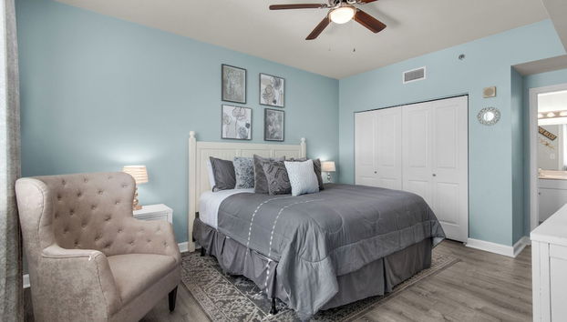 Beachfront Corner Unit w/ Wrap-around Balcony, Close to Attractions! - Foto 3, Habitación