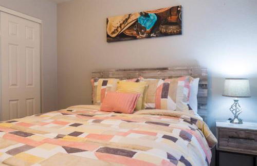 Cozy home with pool, fire table, BBQ, RV parking - Foto 24