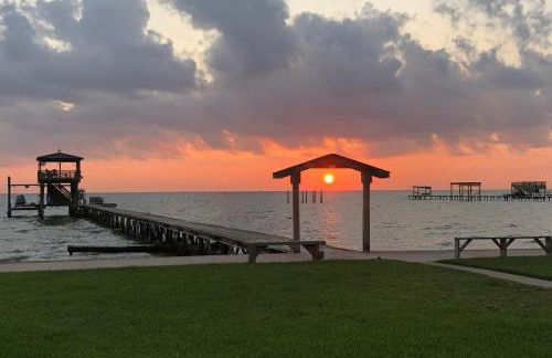 Bay Breeze Estate - Heated Pools, Private Pier & Walk to the Kemah Boardwalk - Foto 42