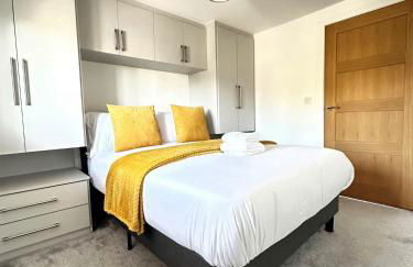 Modern 2 Bedroom First Floor Apartment, Free Parking, Woking - Foto 10