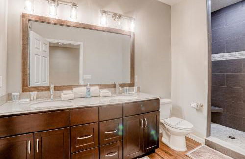 Updated, dog-friendly gem w/fenced yard, foosball & pool tables, WiFi, fireplace - Foto 21