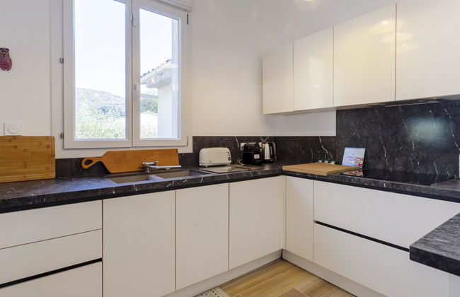 4 bedroom House in Bormes-les-Mimosas with garden and terrace - Photo 9