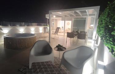 Stylish Rooftop Retreat with Hot Tub with Loutraki Beach - Foto 37