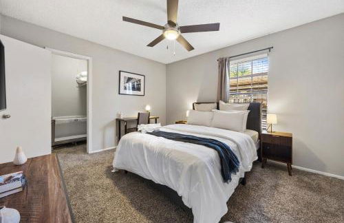 Coastal Hues - Pool, Gym & Free Parking! - Photo 2