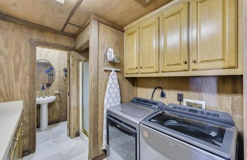 Spacious Ranch Style Home w Cinema Room - Foto 38