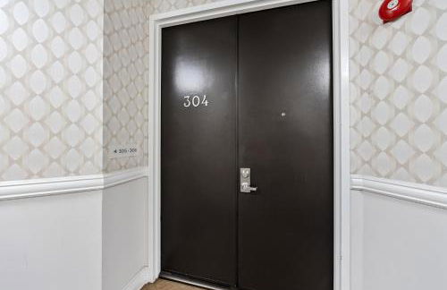 Beverly Hills Glamour Oasis 2 BR Apt with Parking 304 - Photo 24