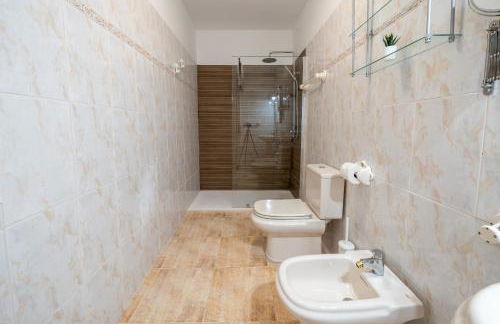 3BR Chalet Valley Moon-Seaviews, Terrace & Parking - Foto 30