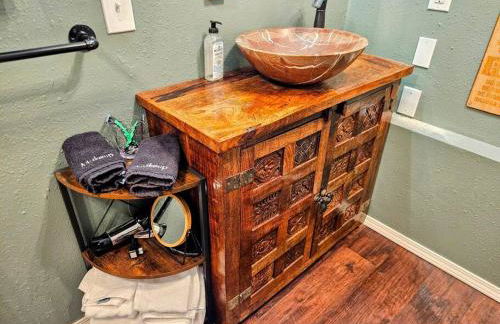 Private Cabin- Breakfast - Double Tub - 75in TV - SUP - Washer Dryer - BBQ - Photo 14