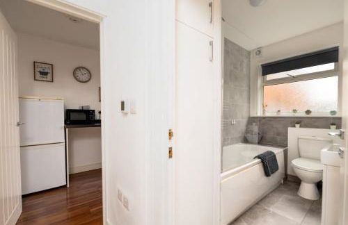 Ideal 2 Bedroom Ground floor Apartment By Jesswood Properties for Contractors & Business, Free Parking and Wifi - Foto 13