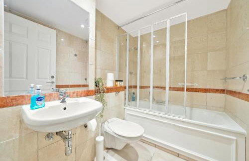 Luxury 3-Bed Apartment with Private Garden En-Suites & Underground Parking Prime NW6 London Location - Foto 9