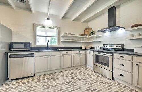 Peaceful Schulenburg Farmhouse with Fire Pit and Games - Foto 8