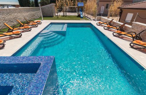 Superb villa Maxima with private pool, sauna, jacuzzi, playground for up to 18 persons, extra pool heating available - Foto 4