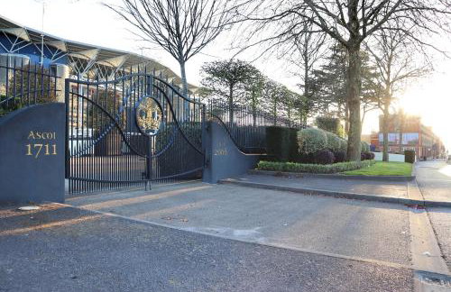 Luxury 2 Bed Apt, Sleeps 4, Secure PRKG-1 Car, Ascot Racecourse 5min walk, Legoland & Lapland 8mins, Windsor 15mins - Foto 32