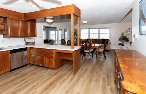 4 Bedroom Lakefront Home with Private Beach on Cedar Point Chaussee - Photo 30