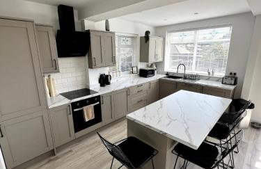 Spacious, cosy & stylish 3 Bed Home in Salford, near Trafford Park - Free Parking - Foto 1