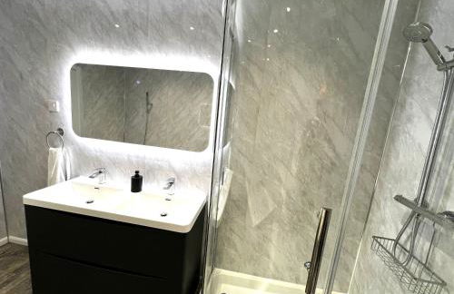 Smugglers - Sea Front - Parking - Sea Views - Balcony - 2 luxury kingsize beds - Foto 26