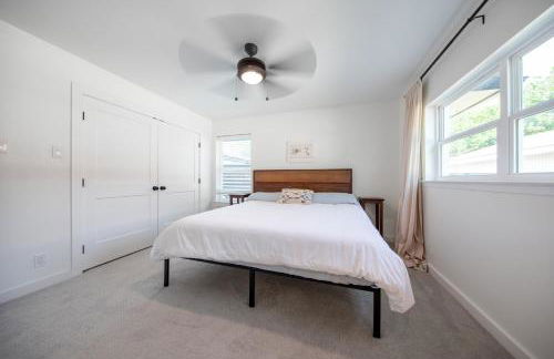 LUX ~Pet Friendly Richardson 3 bedroom 1 story Home~ - Foto 29