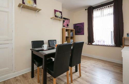 Comfy Home King Size Bed close to Asda & Sefton Park, Very Fast WIFI! - Foto 14