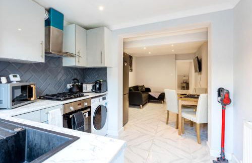 Amazing 3 bedroom, 2 bathroom, ground floor flat with garden, near train Station and bus stop - Foto 10