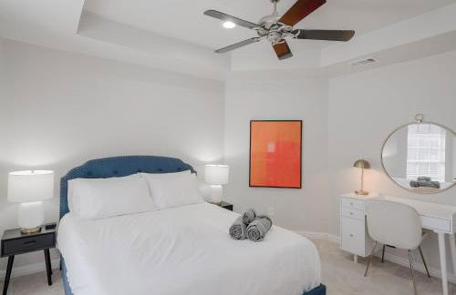 Glamorous Mansion w Private Pool and Cinema Room - Photo 30