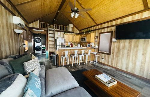 Rustic Chic Alabama Cabin w Loft Fire Pit Pet Friendly Fenced Yard Lake Guntersville - Coco Chateau - Foto 78