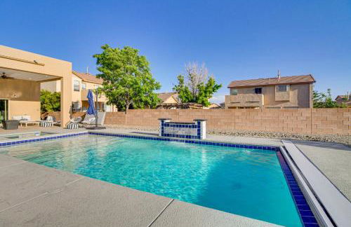 Poolside and Hot Tub Lounging Luxe Rio Rancho Home - Foto 29