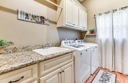 1 Mi to Vackar Stadium Roomy Retreat with Pool - Foto 27