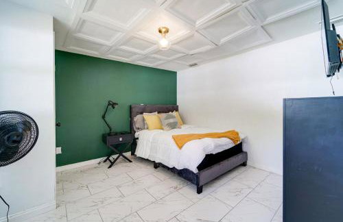 Lounge Area Office Fenced Yard Near It All - Photo 49