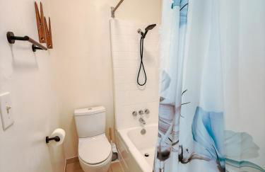 Bright, Modern & Artsy Space - Photo 24