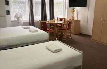 Budget Studio - Central Gosport with Free Parking - Photo 10