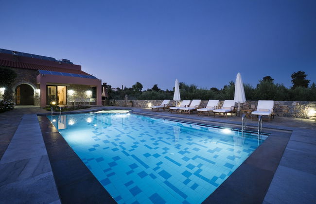 Private Polished Mansion w Private Pool Jacuzzi - Photo 11