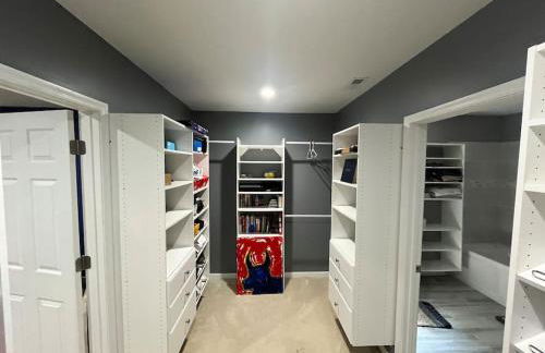 Stylish and Modern Large Bedroom - Foto 5