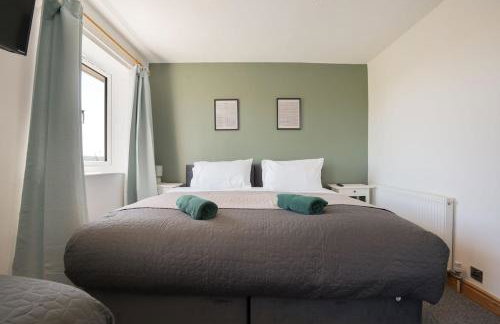 Stupton House, Large 3 Bed House that Sleeps 8 with Full Size Pool Table & FREE Parking - Hosted by Stay Host Save - Foto 6