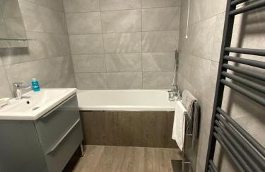 POPPY LUXURY LODGE Sleeps 8 at Fairview Farm, Ravenshead, Nottingham Near Sherwood Forest, Dog Friendly, Farm Stay great for wedding groups, families, Hen Do's, friends gatherings with amazing views - Foto 10