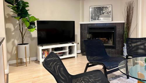 Designer Themed 4 Bedroom in Best Location with Patio and Fireplace - Foto 4