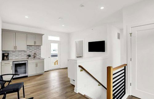 Luxury Townhouse with Fireplace Rooftop Deck Close to Downtown-Family Friendly - Foto 51