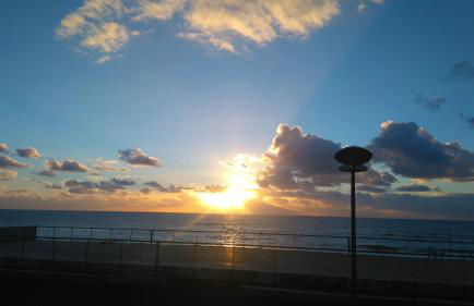 Beach front sunset apartment - Photo 8