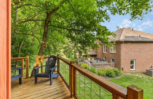 Updated and Spacious Home with Huge Yard Office and Decks - Foto 49