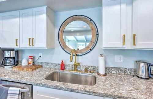 Lakeside Lacey Gem with Sauna and Private Dock - Foto 18