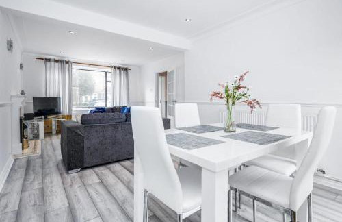 Bright and spacious home with free parking and garden - Foto 1