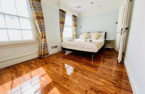 Elegant and Modern 3-Bedroom Victorian House in Westminster, London - Photo 13