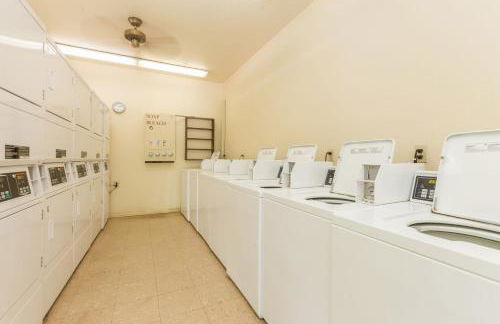 Step to beach New Quiet Kiahuna Plantation Remodeled 2 bedroom condo with AC - Foto 32