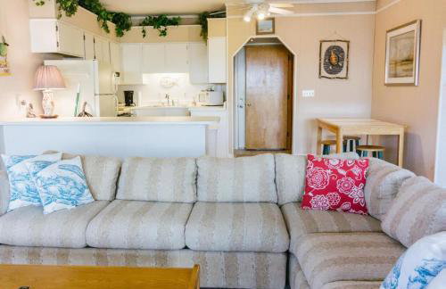Beachfront home with expansive deck and direct beach access - Foto 19