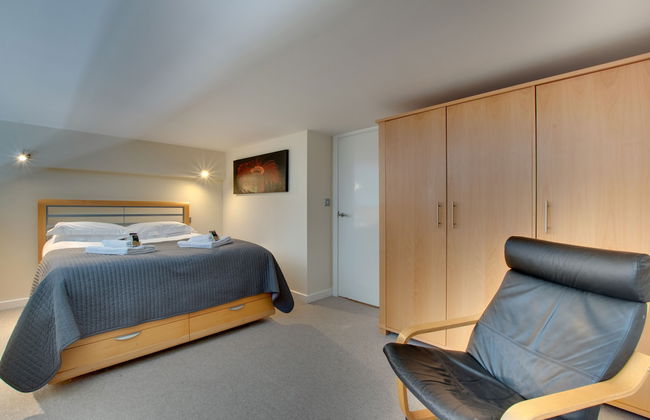 Crown Apartments By Week2Week - Photo 2