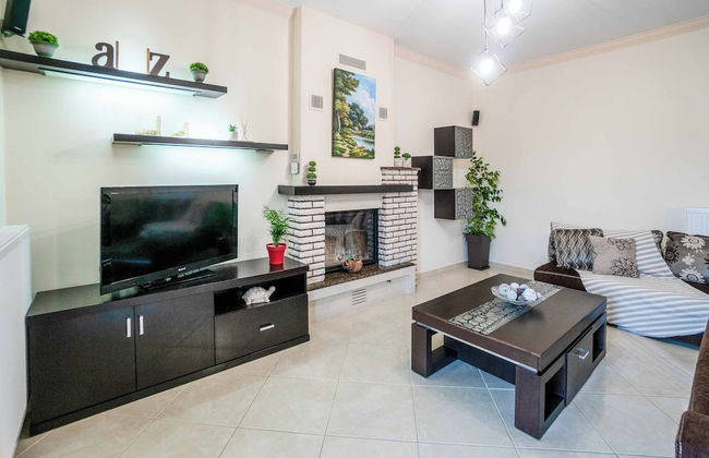 Maggie Alonia - Photo 2