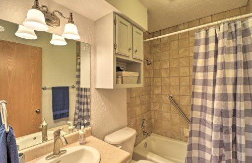 Scenic Riverview Getaway with Screened Porch! - Foto 21