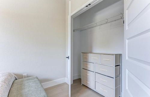 Chic & Spacious 4 Bedroom 3 Full Bathrooms Retreat in West Tampa and Pvt Backyard - Foto 36