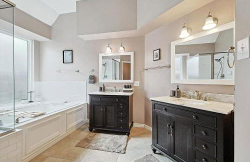 DFW Getaway - 4 Bedrooms Pool Oasis Media Room - Photo 21