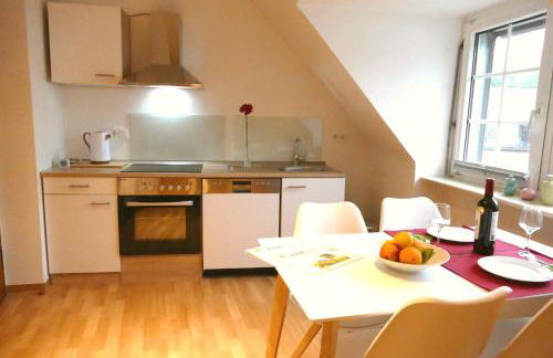 Daun Under - Photo 2